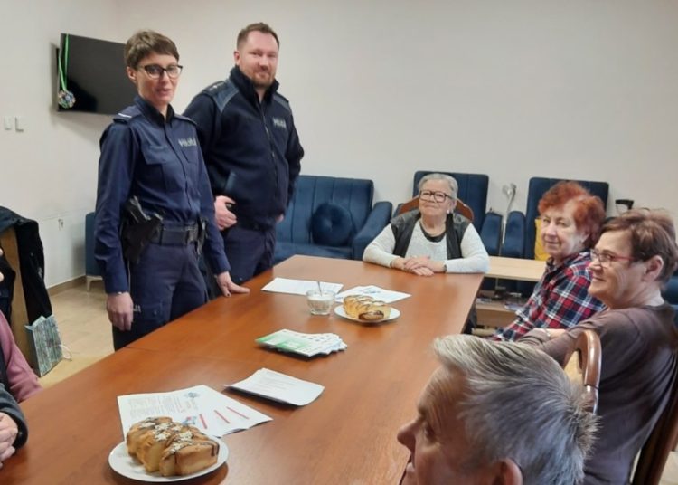 Policjanci u seniorów w Giewartowie
