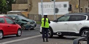 Wypadek na światłach w Słupcy. Trzy auta rozbite ZDJĘCIA