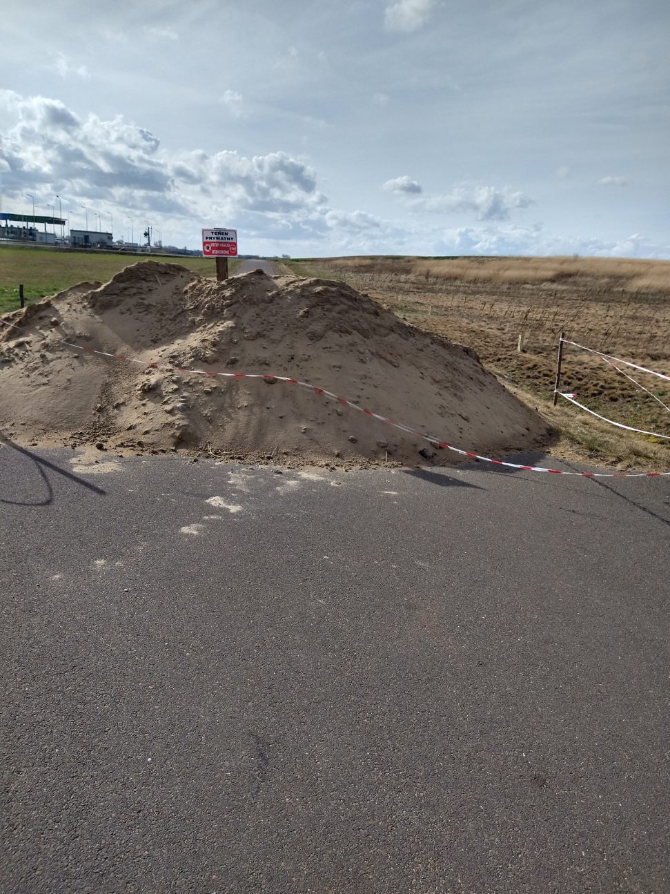 Konflikt trwa – rolnicy nie mogą dojechać do pól