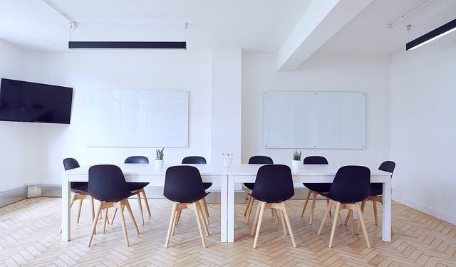 Stoły konferencyjne — jak wybrać najlepsze meble do biura?