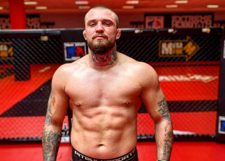 Czeka na debiut, szuka sponsorów