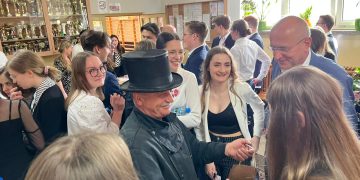 „Chodzące szczęście”. Maturzystów rano odwiedził… kominiarz