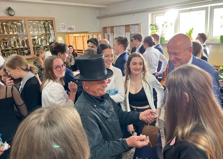 „Chodzące szczęście”. Maturzystów rano odwiedził… kominiarz