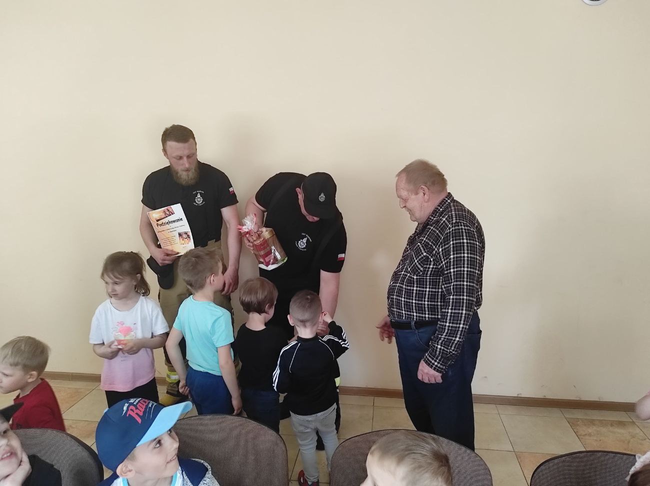 Przedszkolaki odwiedziły strażaków