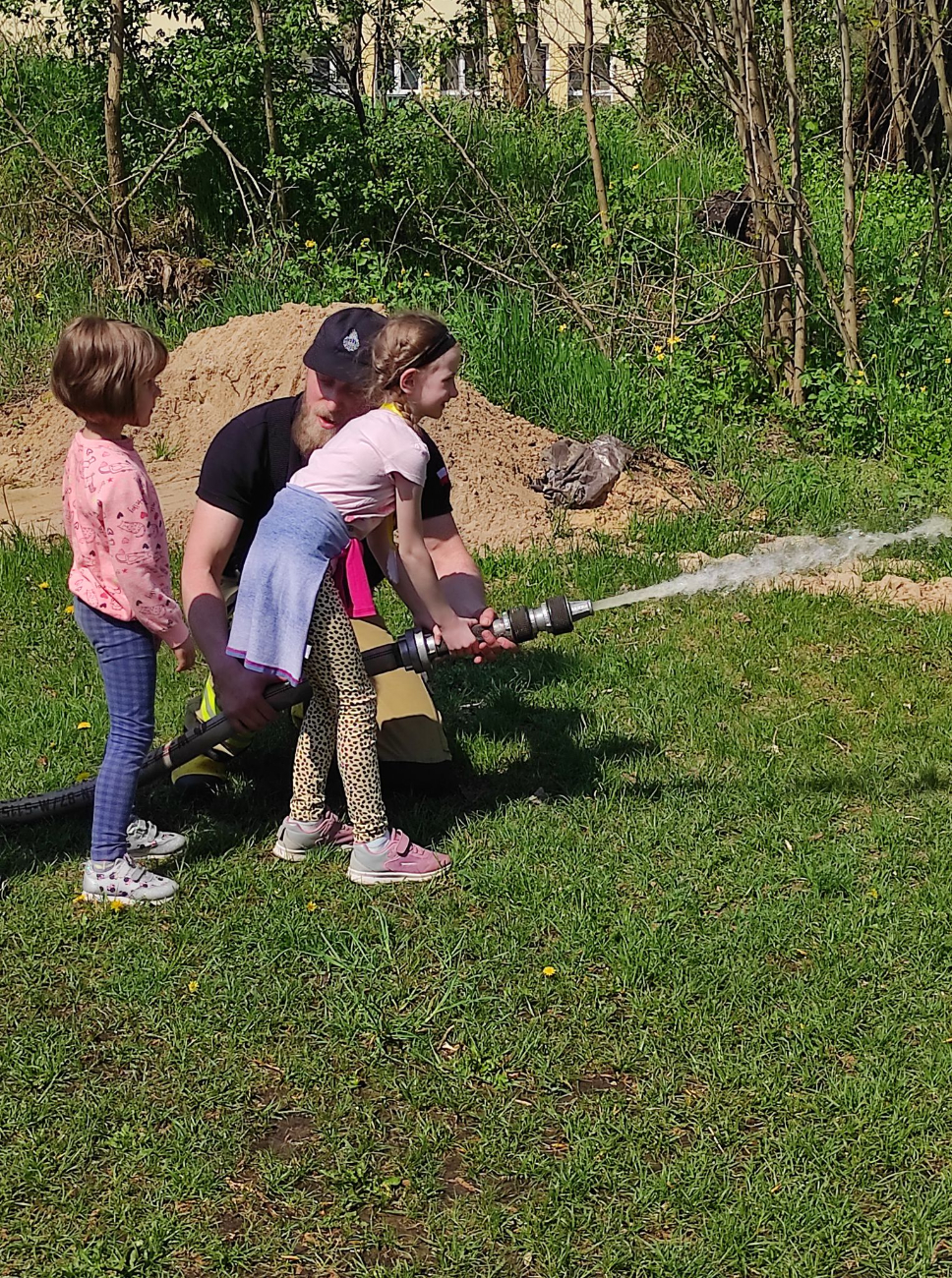 Przedszkolaki odwiedziły strażaków