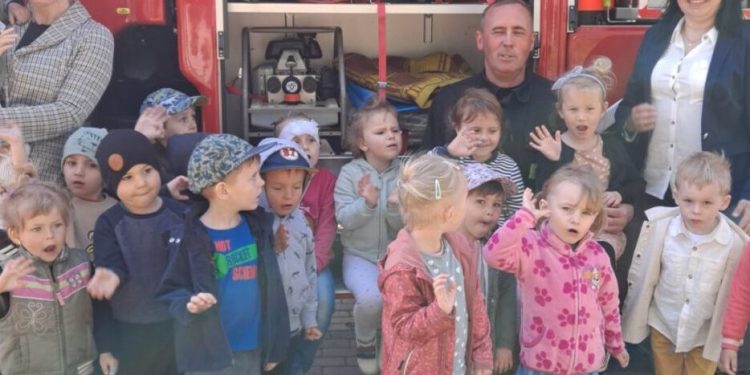 Przedszkolaki spotkały się z komendantem