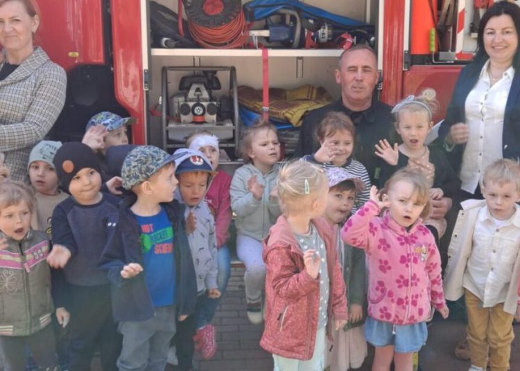 Przedszkolaki spotkały się z komendantem
