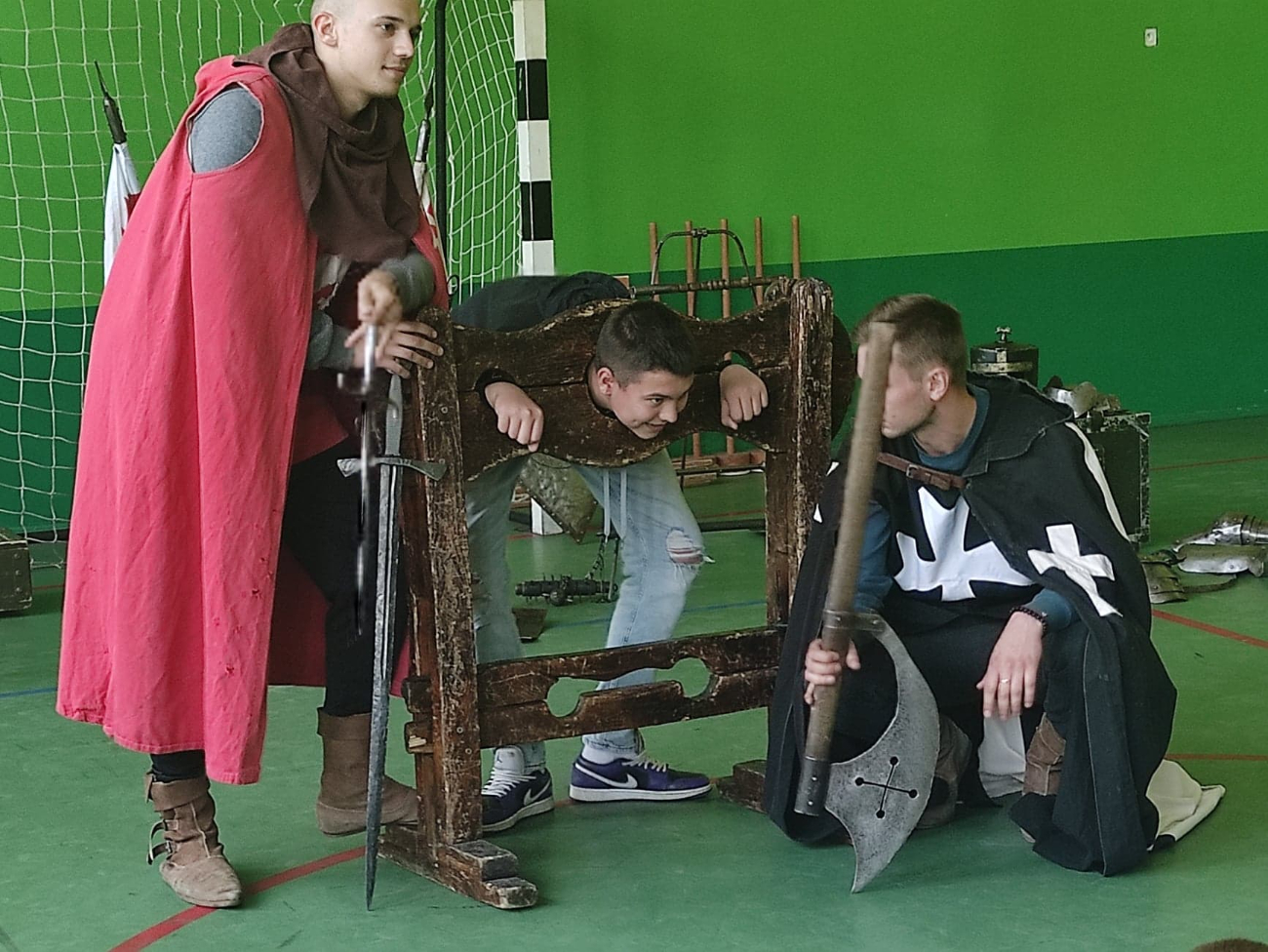 Damy serca, kolcze kaptury i inne buzdygany – lekcja historii na wesoło