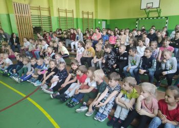 Damy serca, kolcze kaptury i inne buzdygany – lekcja historii na wesoło