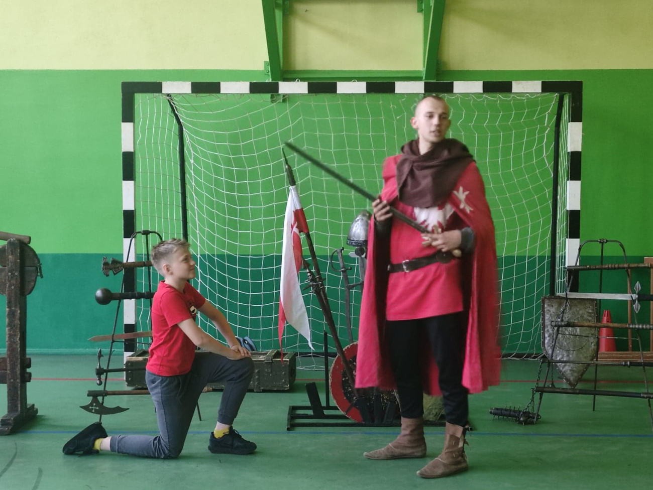 Damy serca, kolcze kaptury i inne buzdygany – lekcja historii na wesoło