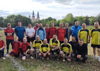 Kawalerowie kontra Żonaci. Kto wygrał w tym roku?