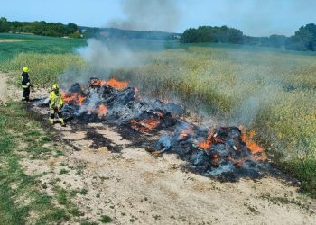 Paliły się baloty słomy