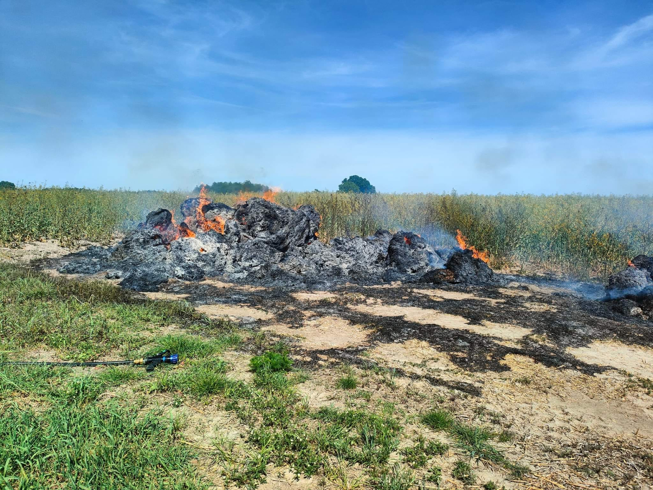 Paliły się baloty słomy