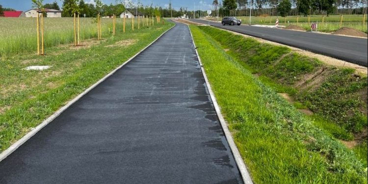 Przy drodze powiatowej powstaje ścieżka rowerowa