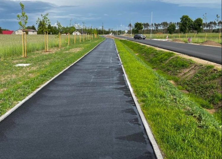 Przy drodze powiatowej powstaje ścieżka rowerowa