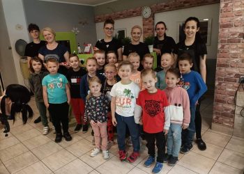 Dzieci z przedszkola w Kotuni u fryzjera