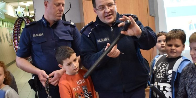 Strzałkowscy dzielnicowi odwiedzili najmłodszych
