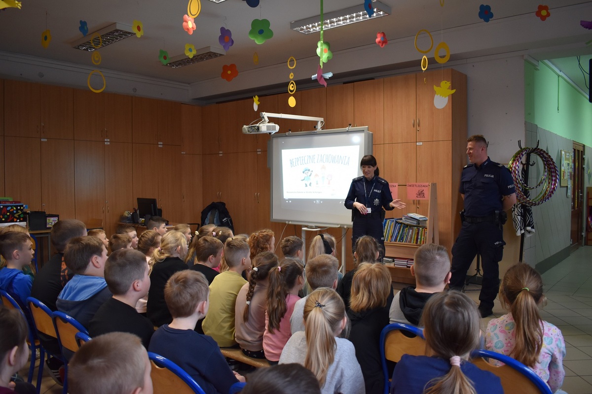 Strzałkowscy dzielnicowi odwiedzili najmłodszych