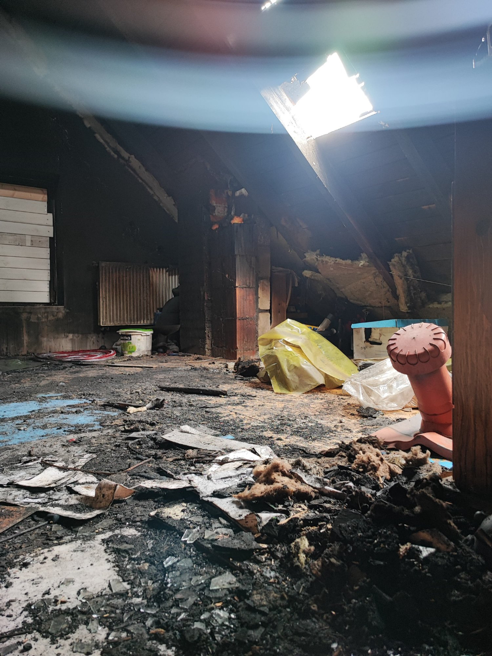 Piorun uderzył w dom. Zniszczenia są ogromne