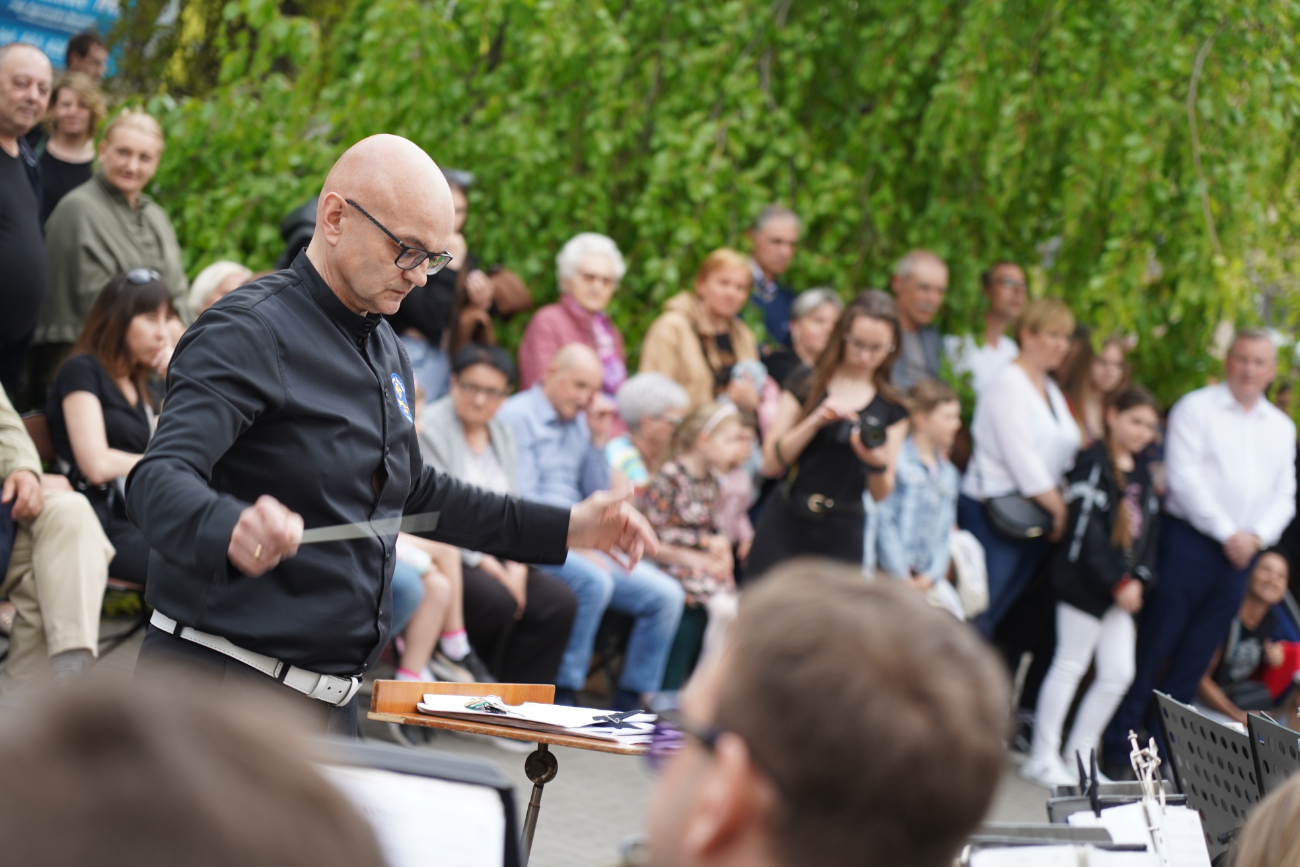 Tłum słupczan na wiosennym koncercie orkiestry. Zobacz!