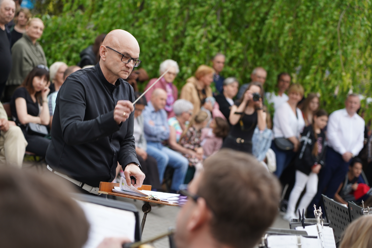 Tłum słupczan na wiosennym koncercie orkiestry. Zobacz!