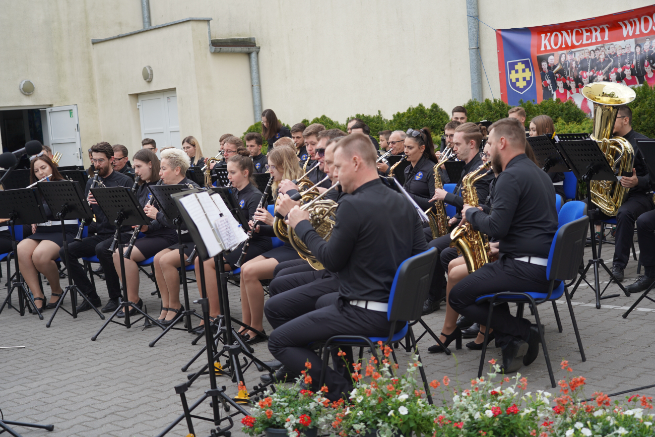 Tłum słupczan na wiosennym koncercie orkiestry. Zobacz!