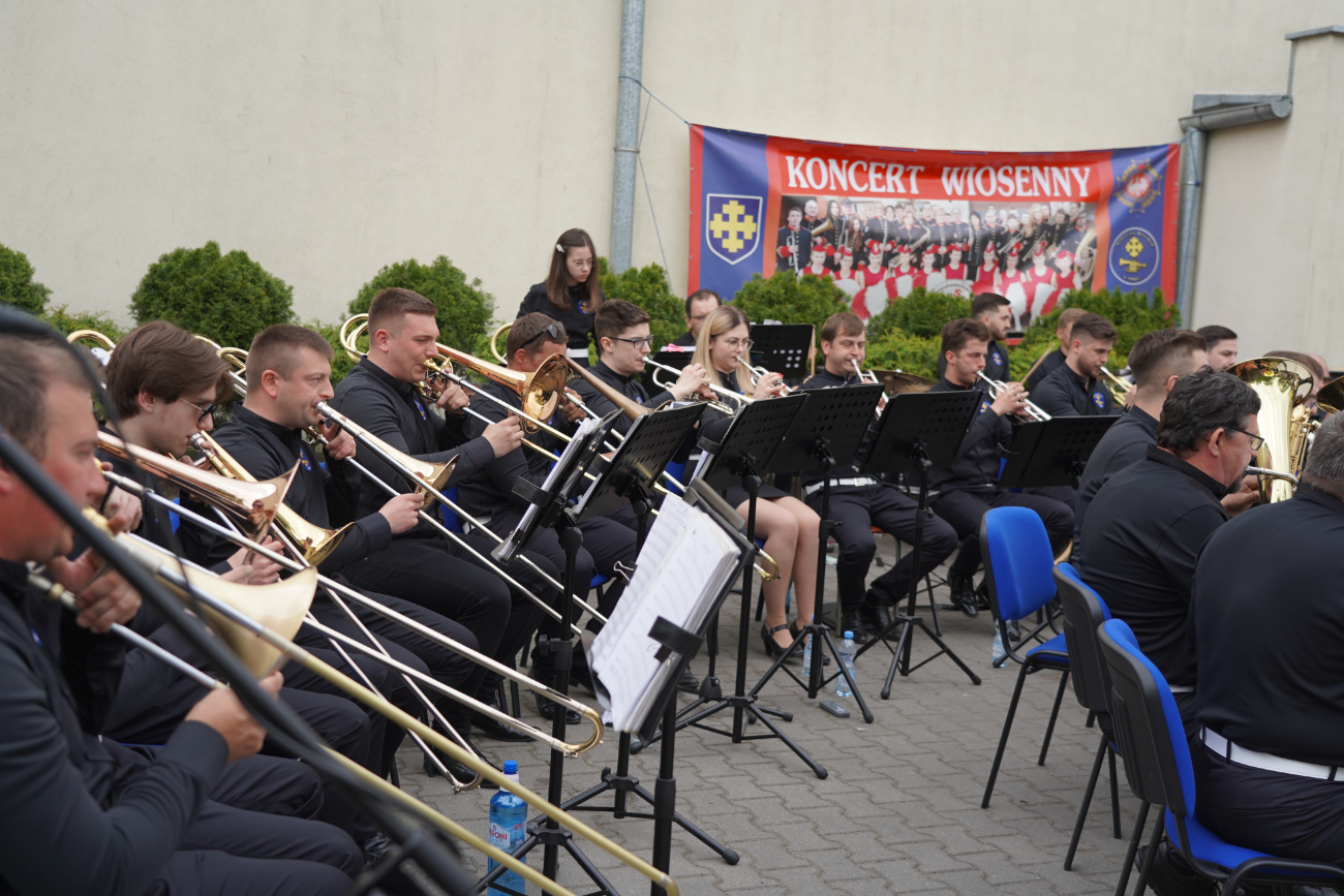 Tłum słupczan na wiosennym koncercie orkiestry. Zobacz!