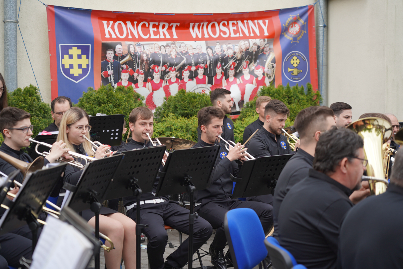 Tłum słupczan na wiosennym koncercie orkiestry. Zobacz!
