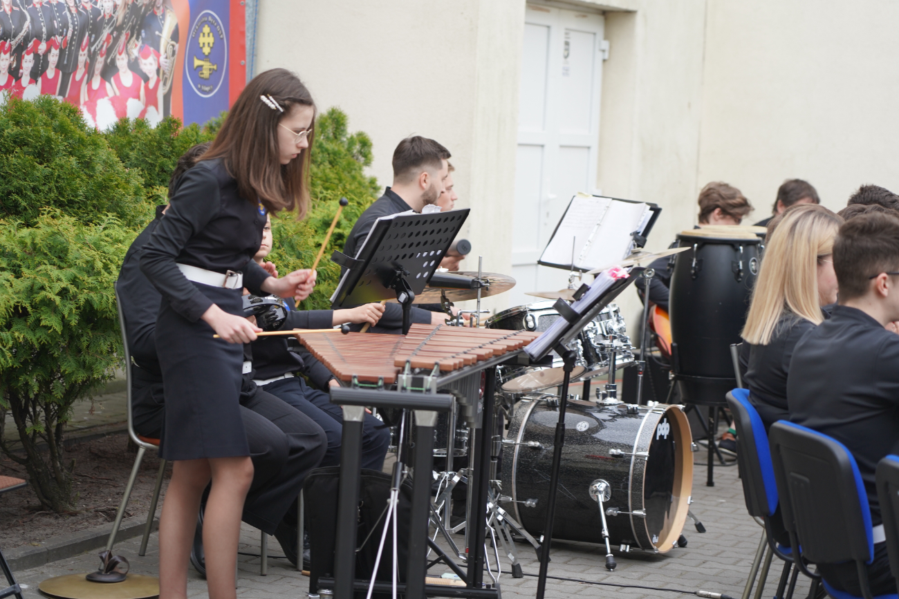 Tłum słupczan na wiosennym koncercie orkiestry. Zobacz!