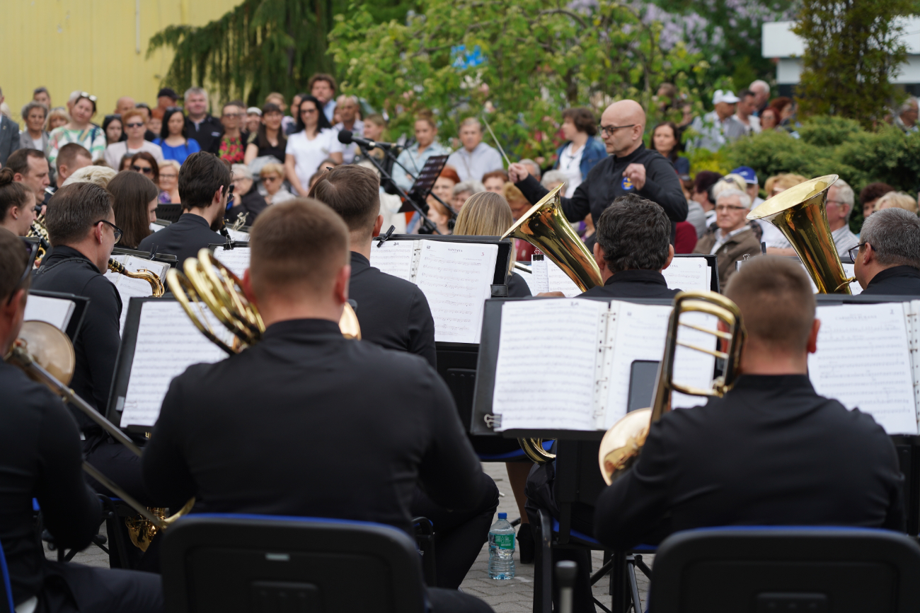 Tłum słupczan na wiosennym koncercie orkiestry. Zobacz!