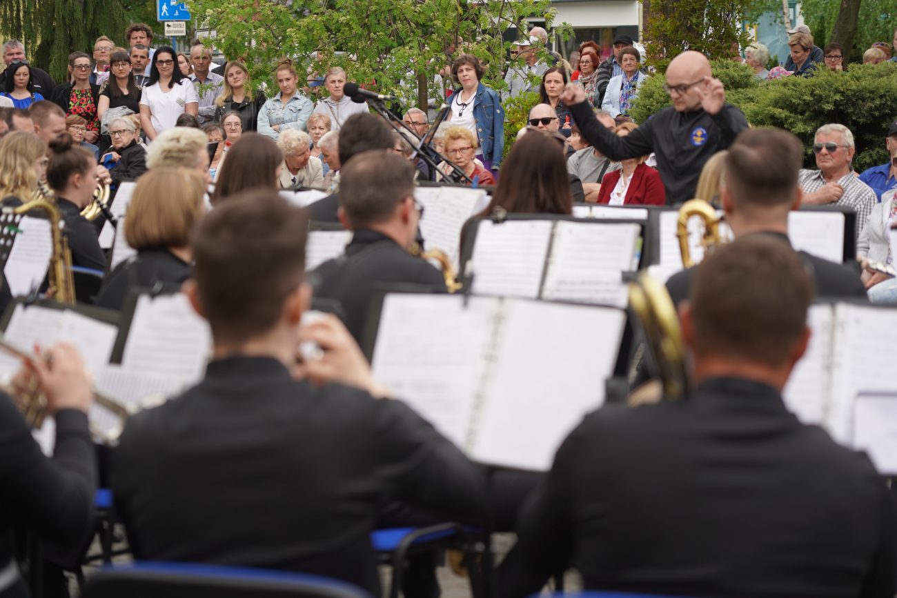 Tłum słupczan na wiosennym koncercie orkiestry. Zobacz!