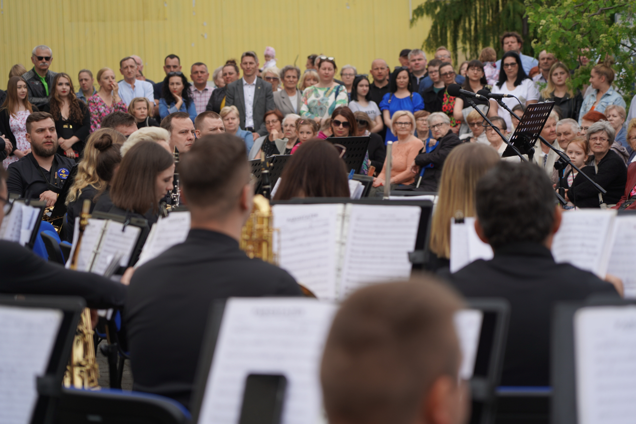 Tłum słupczan na wiosennym koncercie orkiestry. Zobacz!