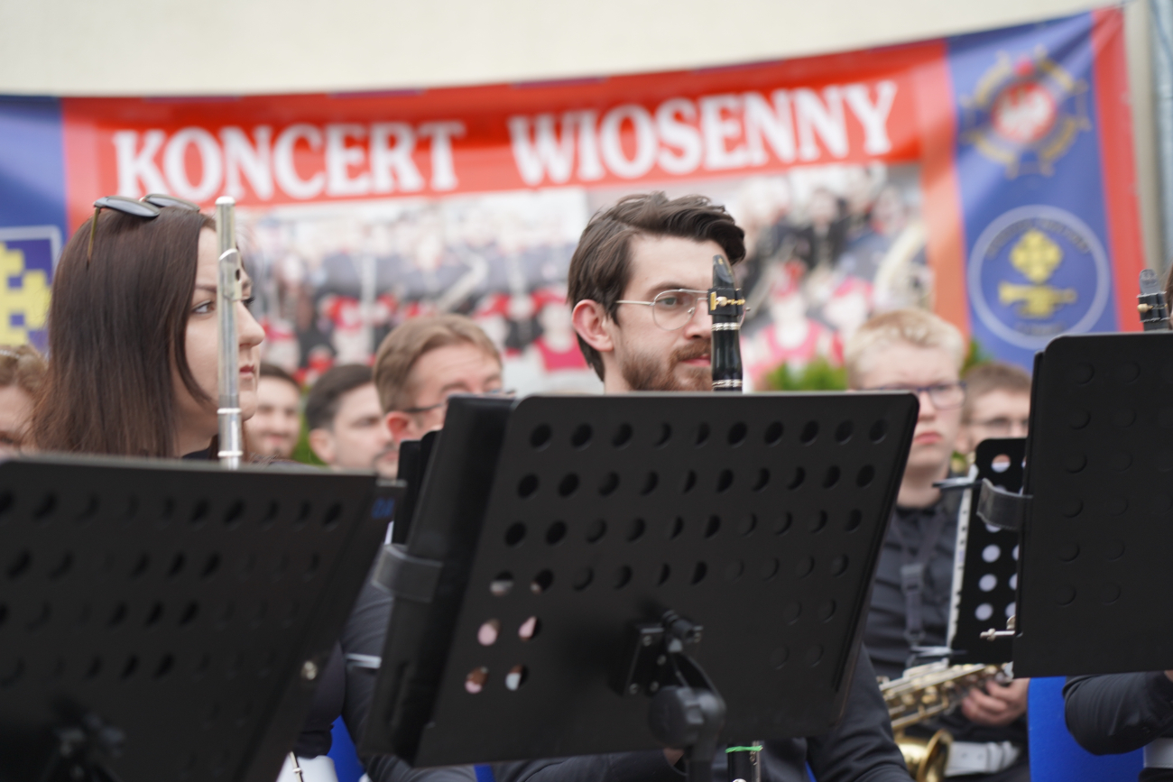 Tłum słupczan na wiosennym koncercie orkiestry. Zobacz!