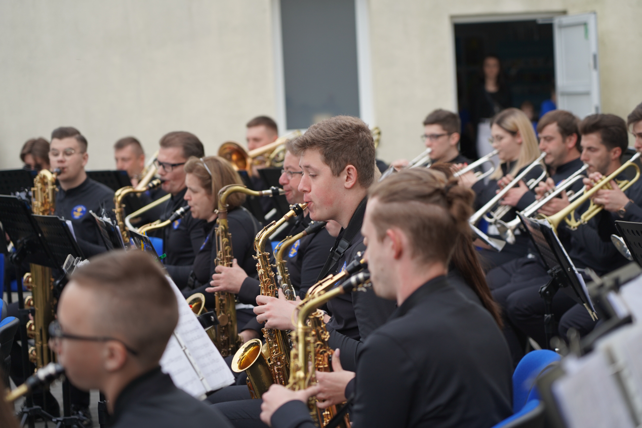 Tłum słupczan na wiosennym koncercie orkiestry. Zobacz!