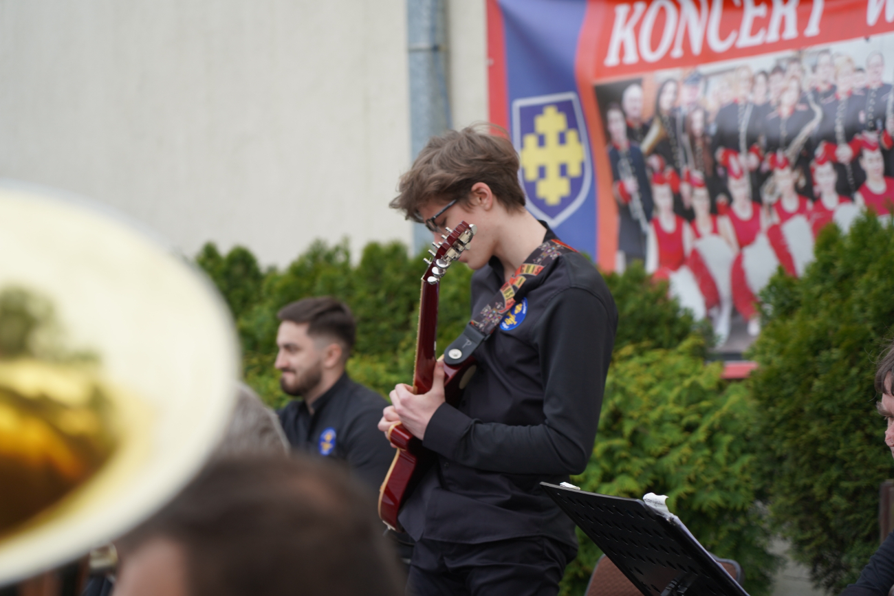 Tłum słupczan na wiosennym koncercie orkiestry. Zobacz!