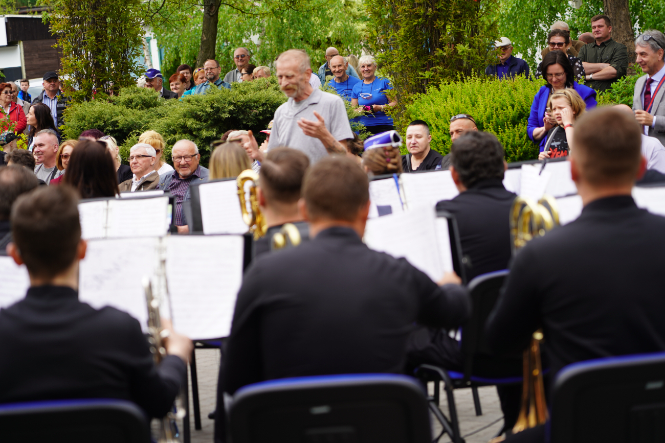 Tłum słupczan na wiosennym koncercie orkiestry. Zobacz!