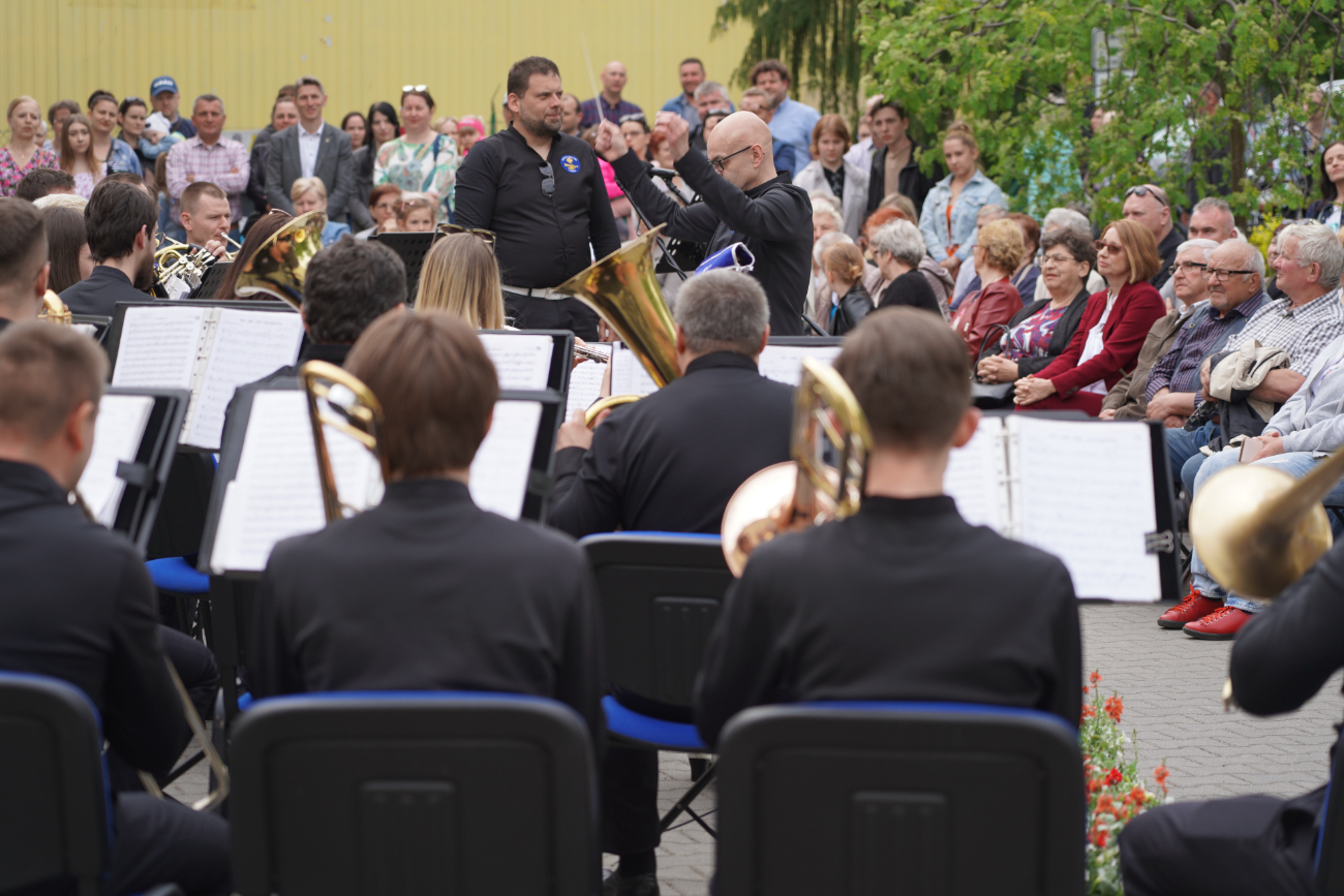 Tłum słupczan na wiosennym koncercie orkiestry. Zobacz!