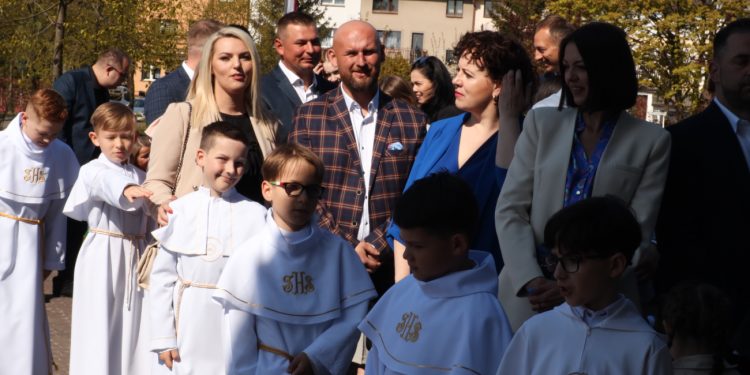 Dzieci ze szkoły w Piotrowicach przyjęły I Komunię. Zobacz zdjęcia