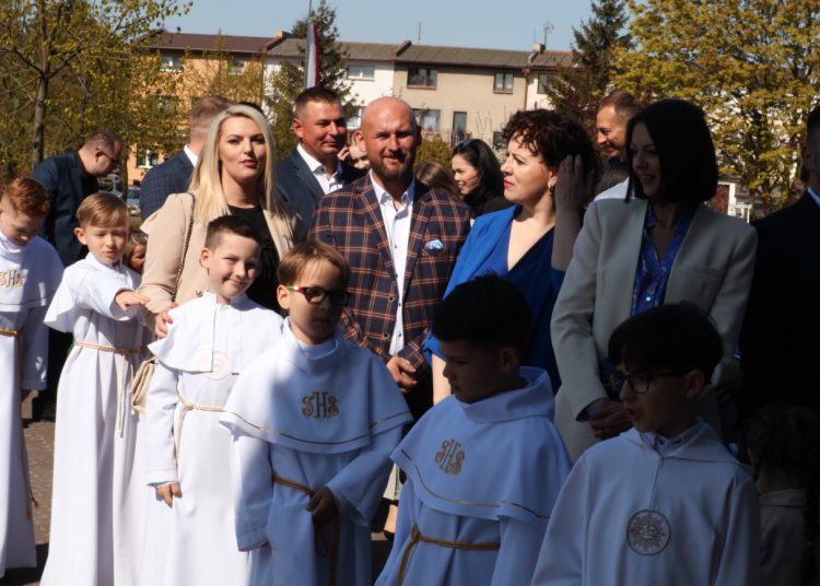Dzieci ze szkoły w Piotrowicach przyjęły I Komunię. Zobacz zdjęcia