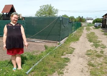 Sąsiad wylewa szambo, obnaża się i grozi