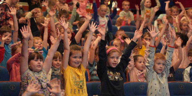 Radość w czystej postaci. Całe kino tańczy! Zobacz film