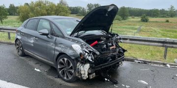 Wypadek koło Słupcy. Auto uderzyło w bariery