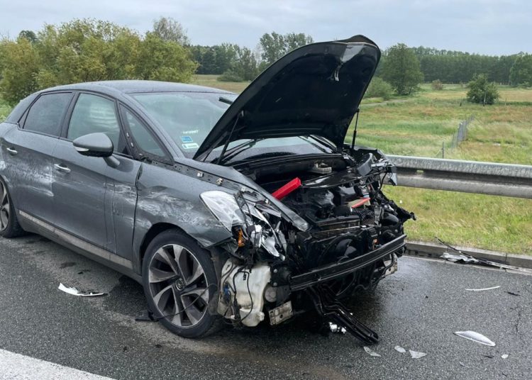 Wypadek koło Słupcy. Auto uderzyło w bariery