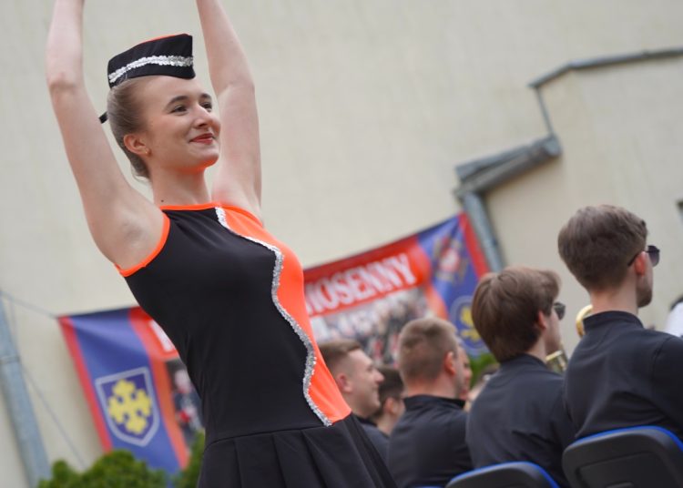 Tłum słupczan na wiosennym koncercie orkiestry. Zobacz!