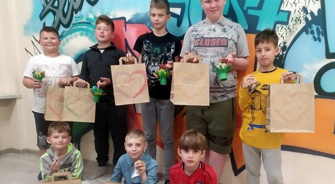 Portrety, koszyczki, laurki w świetlicy