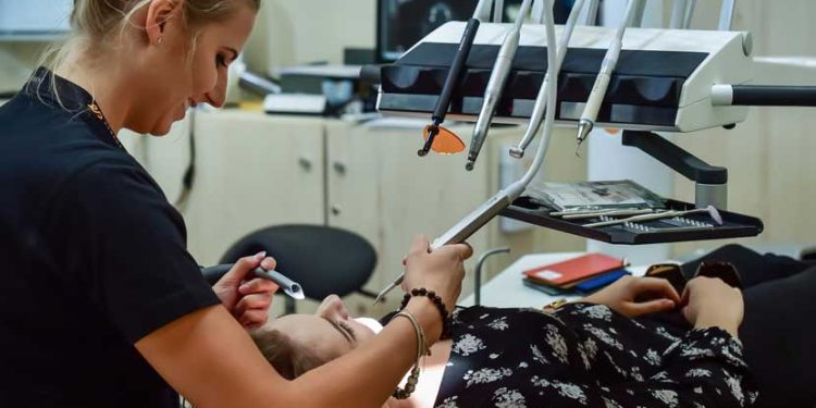 Dlaczego warto chodzić do dentysty?