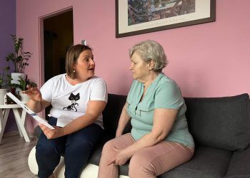 Seniorzy dostają opaski bezpieczeństwa