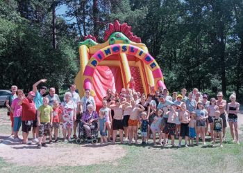 Drifty radiowozem, dmuchańce i tańce w Powidzu Osiedle