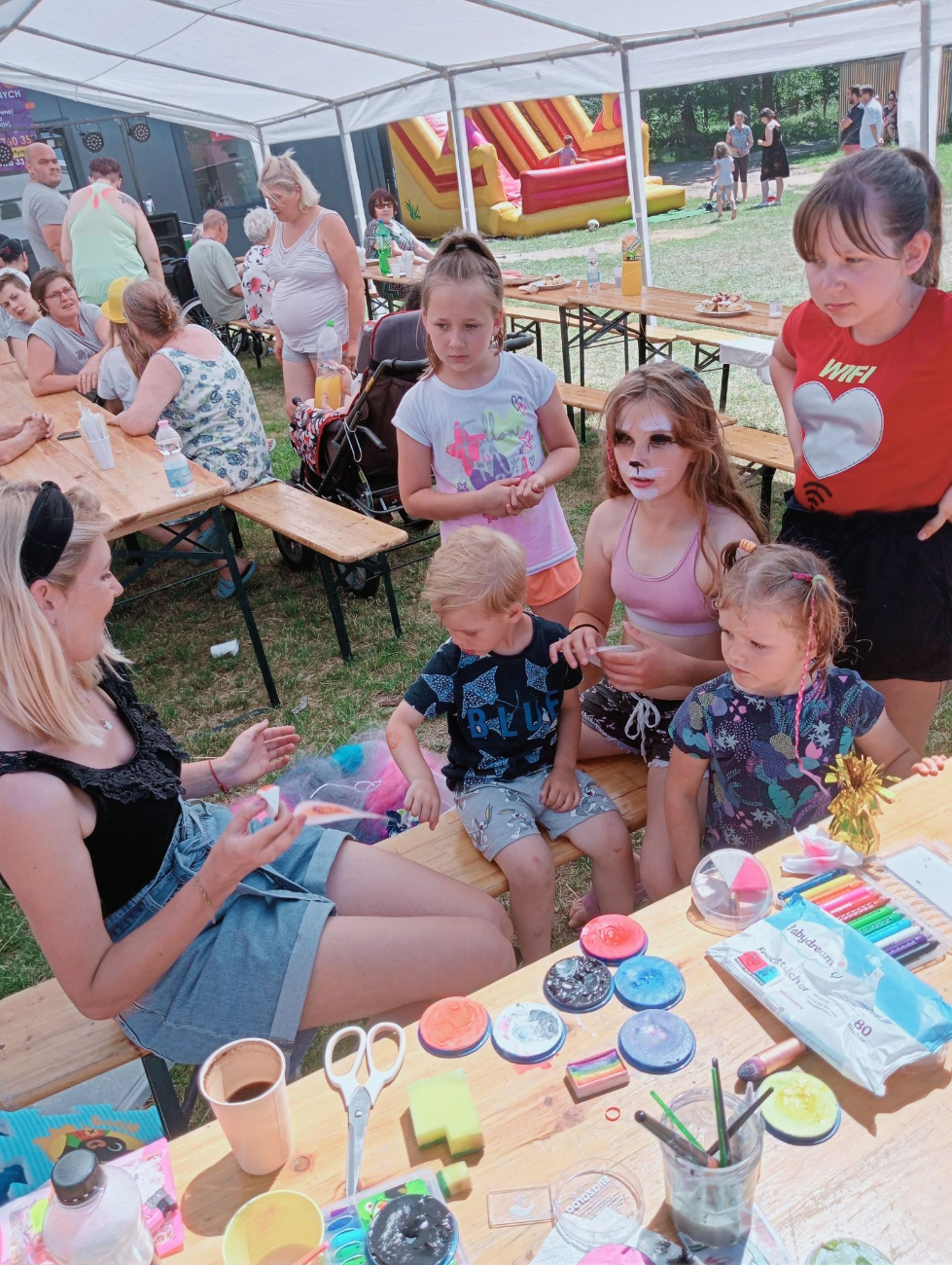 Drifty radiowozem, dmuchańce i tańce w Powidzu Osiedle