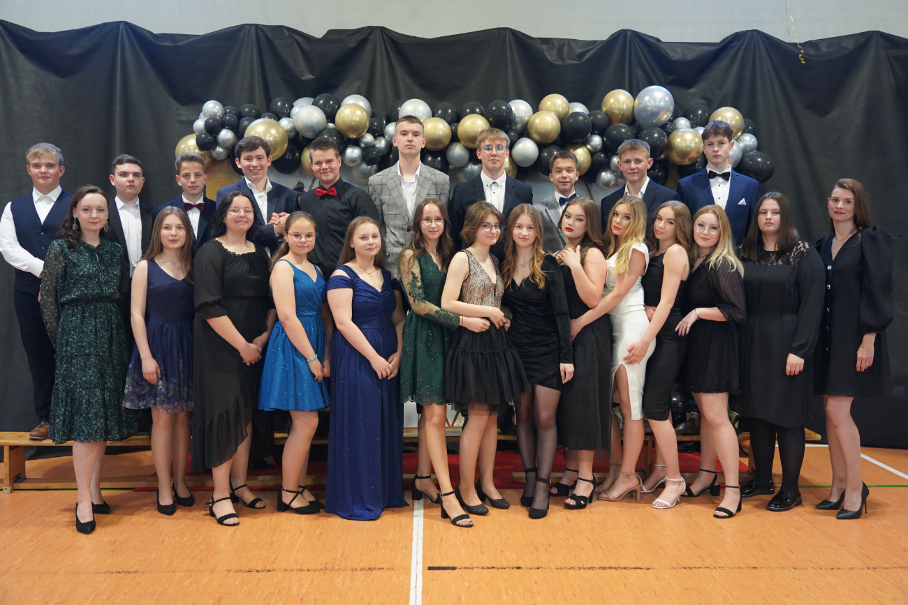 Bal Ósmoklasisty w Jedynce ZDJĘCIA KLASOWE